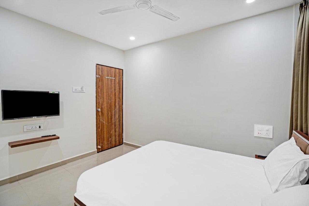 Collection O 83775 Hotel 4King Surat Exterior foto